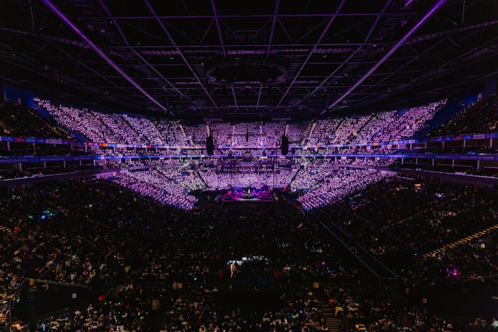 A YV concert lit in purple